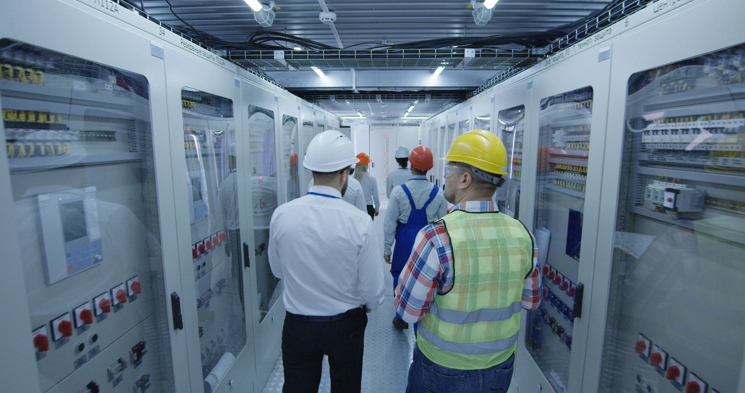 Técnicos revisando diagnósticos en un área de control industrial