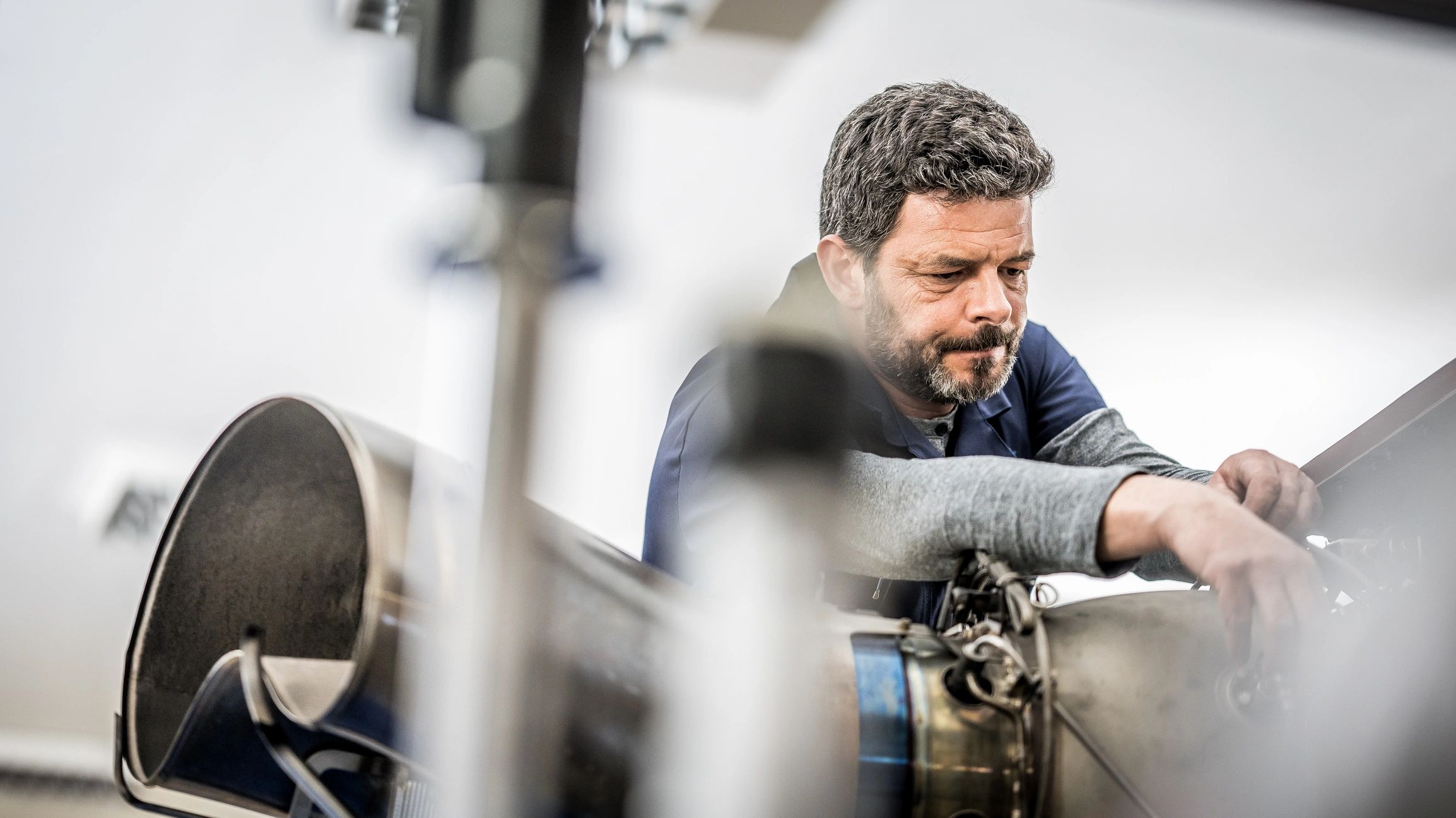 Técnico realizando una reparación práctica en el equipo