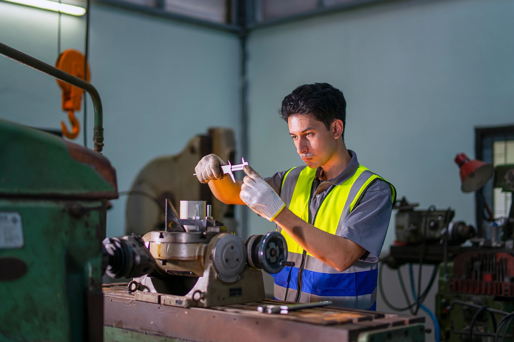 Técnico operando equipos en un entorno industrial