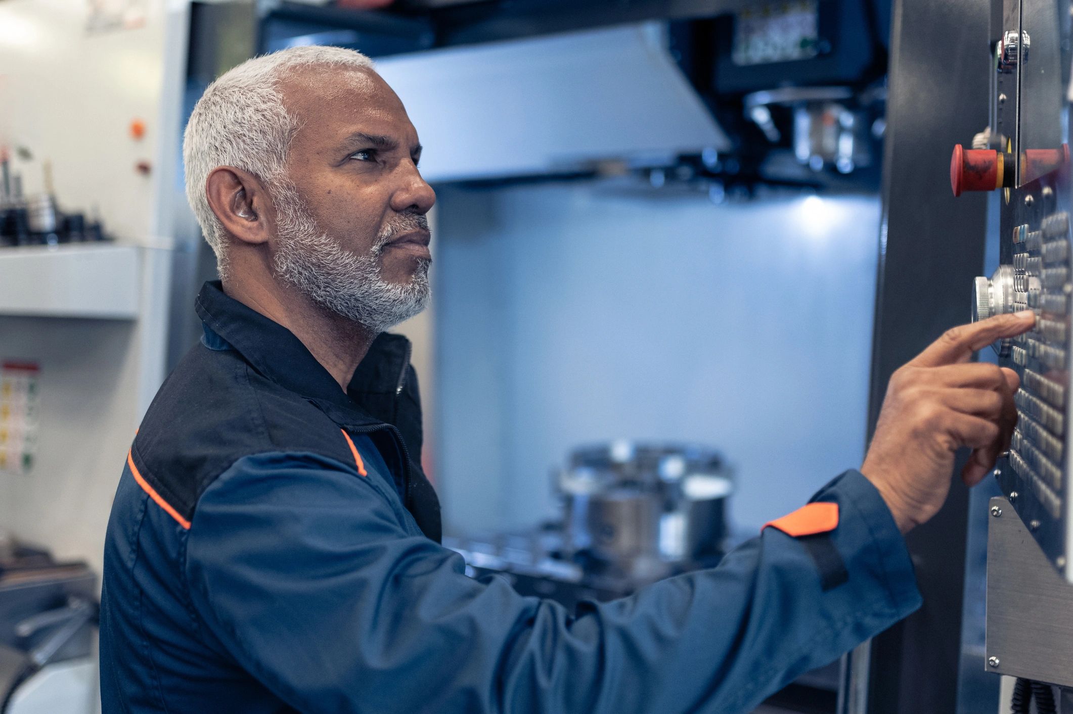 Técnico revisando diagnósticos de equipos en un entorno industrial