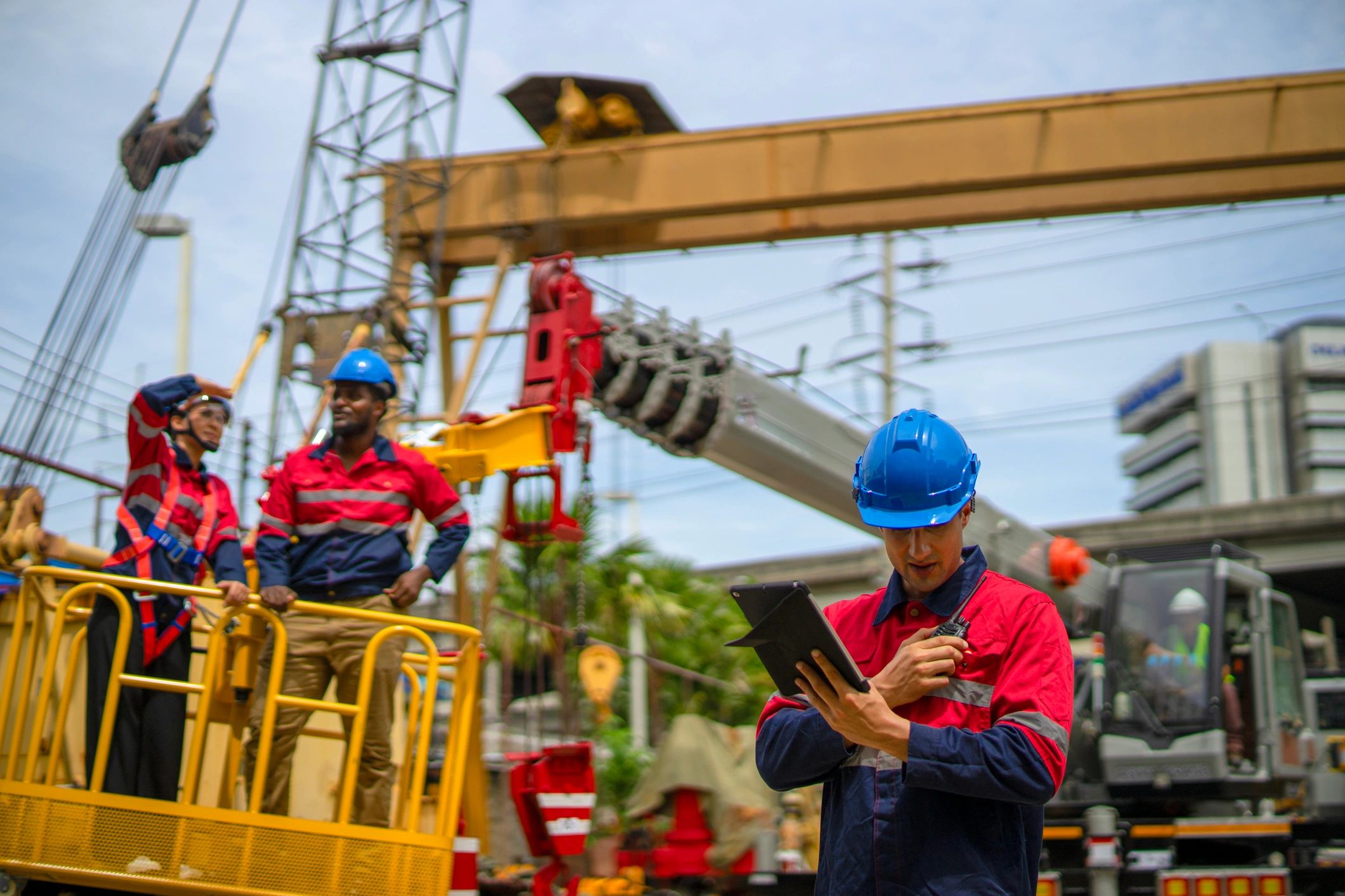 Profesionales revisando trabajo técnico en una instalación industrial