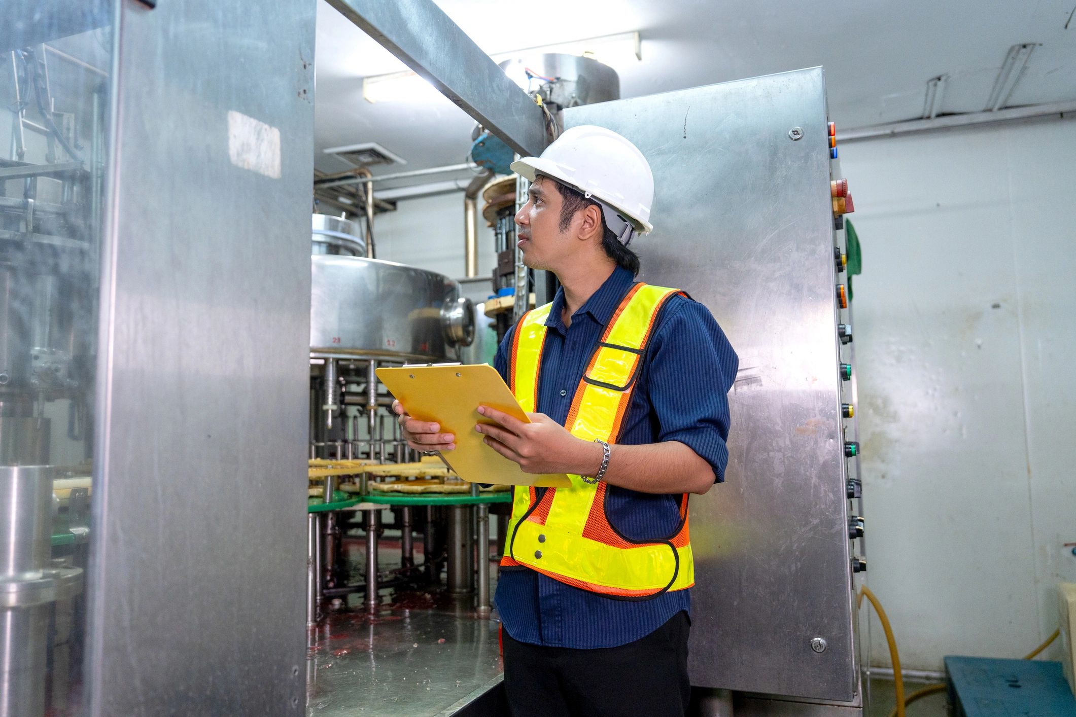 Técnico de refrigeración trabajando en equipo HVAC